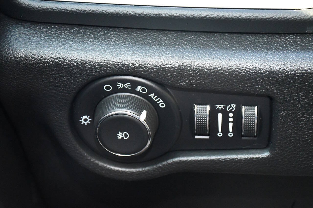 Used 2020 Chrysler Pacifica Touring-L w/ S Appearance Package FWD image 31