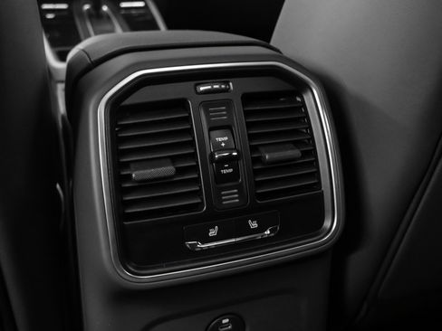 Used 2025 Porsche Macan image 39