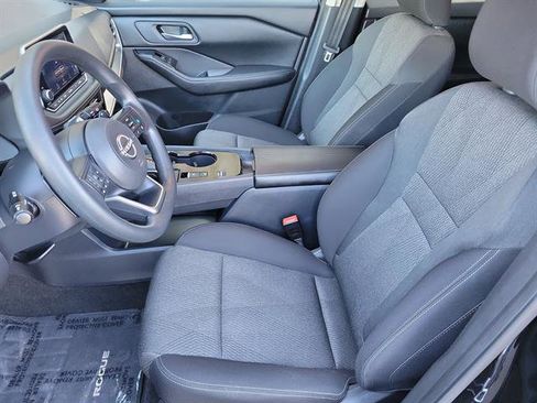 Used 2024 Nissan Rogue SV image 3