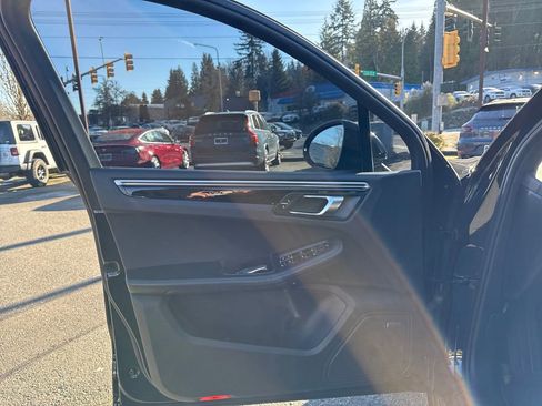 Used 2018 Porsche Macan image 16