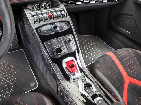 Used 2018 Lamborghini Huracan Performante AWD/4WD image 31