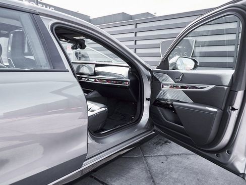 Used 2024 BMW 760i xDrive image 23