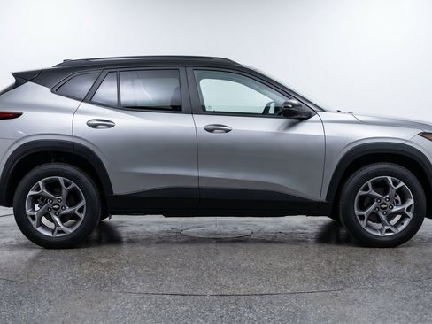 Used 2025 Chevrolet Trax LT FWD image 11