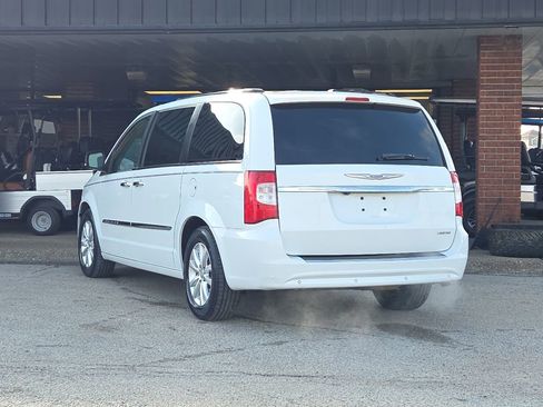 Used 2015 Chrysler Town & Country Limited Platinum image 6