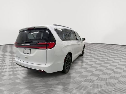 Used 2022 Chrysler Pacifica Touring-L FWD image 11