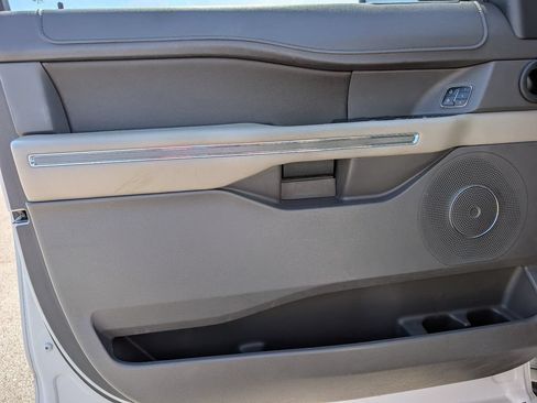 Used 2018 Ford Expedition XLT w/ Equipment Group 202A RWD image 15