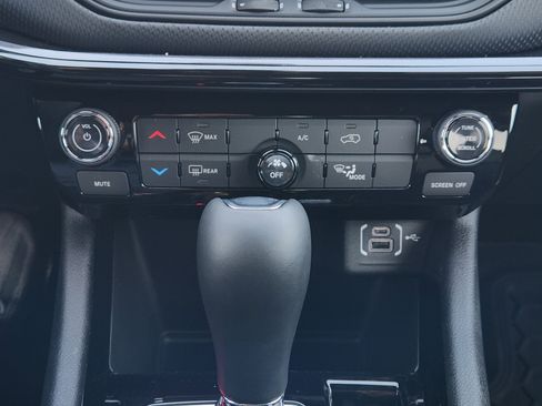 New 2026 Jeep Compass Latitude image 15