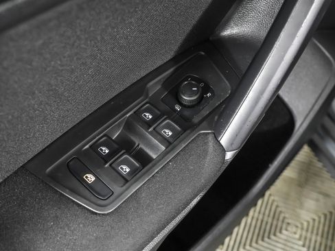 Used 2020 Volkswagen Tiguan S image 32