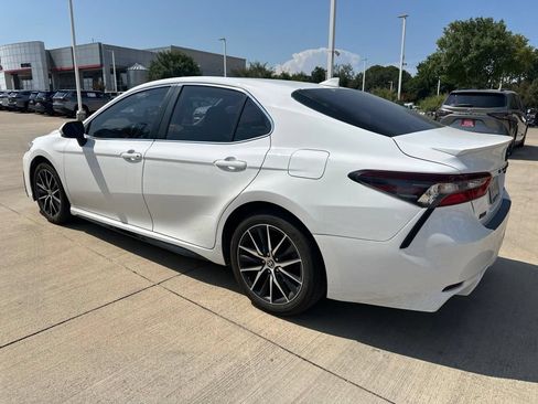 Used 2022 Toyota Camry SE w/ Convenience Package FWD image 4