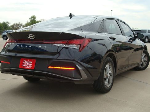 Used 2024 Hyundai Elantra SE FWD image 4