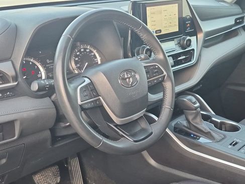 Used 2024 Toyota Highlander LE AWD/4WD image 10