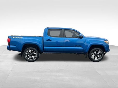 Used 2018 Toyota Tacoma TRD Sport image 9
