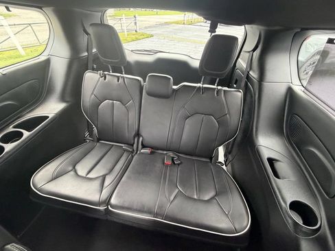 Used 2025 Chrysler Pacifica Limited FWD image 20