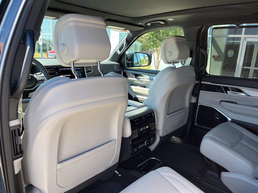 Used 2025 Jeep Wagoneer Series III w/ Premium Group I AWD/4WD image 17