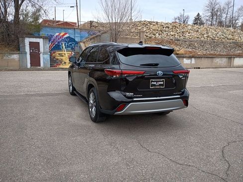 Used 2021 Toyota Highlander Platinum image 4