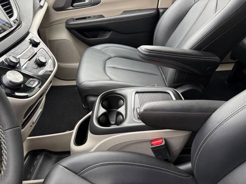 Used 2024 Chrysler Pacifica Touring-L image 32