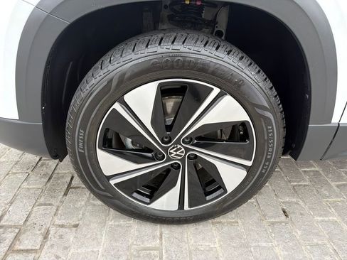 Certified 2025 Volkswagen Taos SE image 28