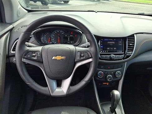 Used 2022 Chevrolet Trax LT w/ LT Convenience Package AWD/4WD image 13