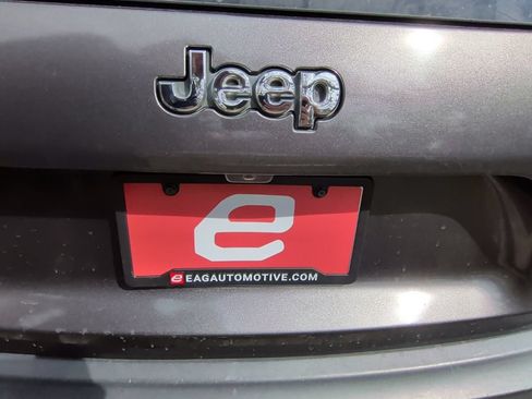 Used 2019 Jeep Cherokee Latitude Plus w/ Comfort/Convenience Group FWD image 11