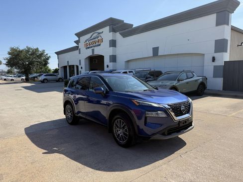 Used 2021 Nissan Rogue SV FWD image 2