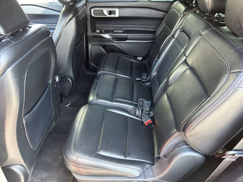 Used 2020 Ford Explorer XLT w/ Equipment Group 202A RWD image 16