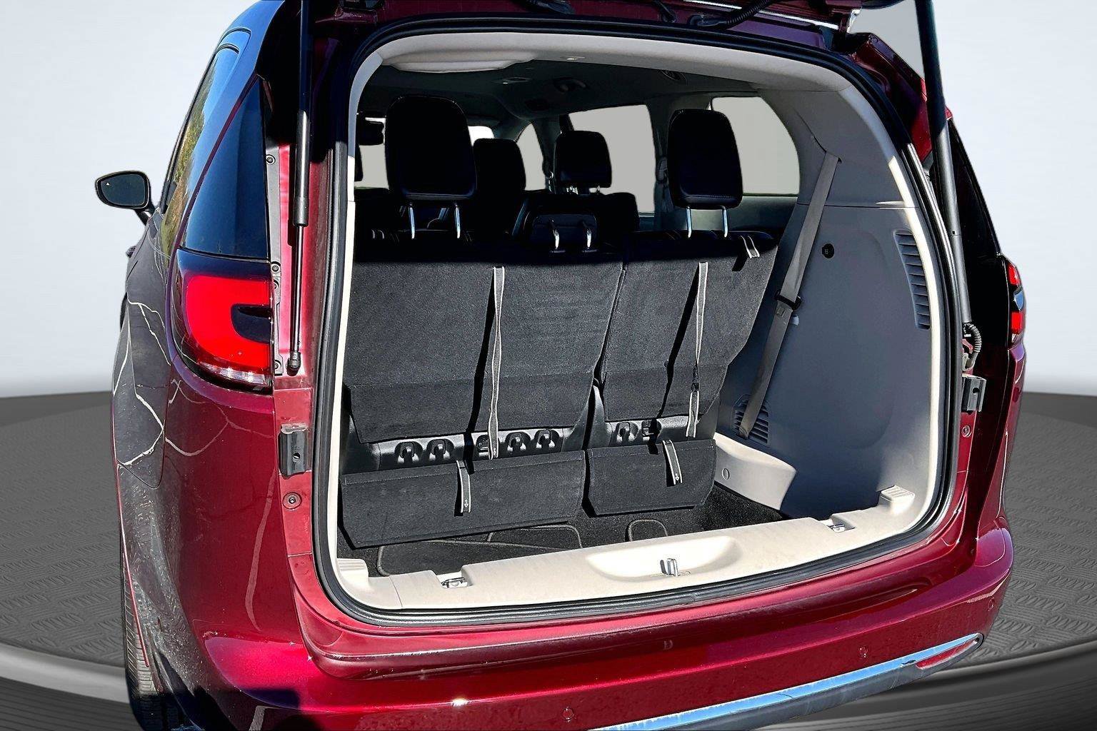 Used 2023 Chrysler Pacifica Touring-L AWD/4WD image 5