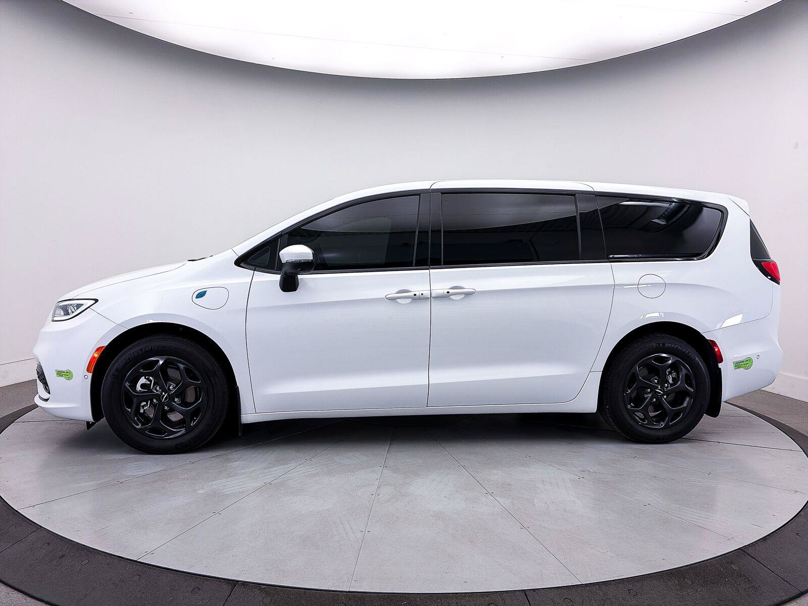 Used 2023 Chrysler Pacifica Touring-L w/ Uconnect Theater Family Group FWD image 41