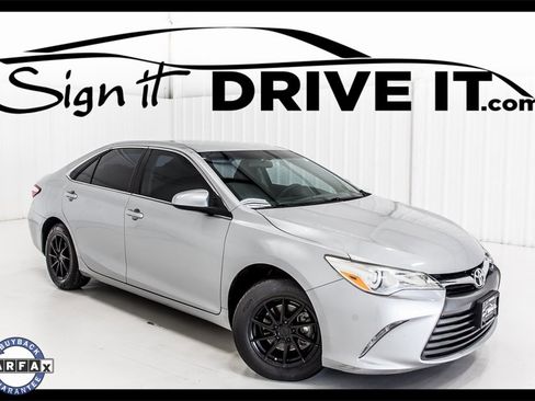 Used 2017 Toyota Camry LE image 1