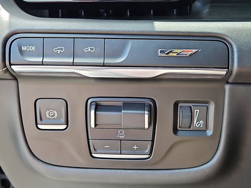 Used 2024 Cadillac Escalade V w/ LPO, ONYX Package AWD/4WD image 32
