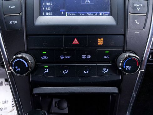 Used 2016 Toyota Camry SE image 17