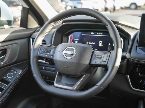 Used 2025 Nissan Rogue SL FWD image 14