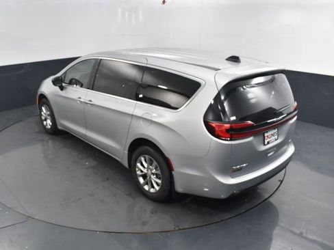 New 2026 Chrysler Pacifica Select AWD/4WD image 43