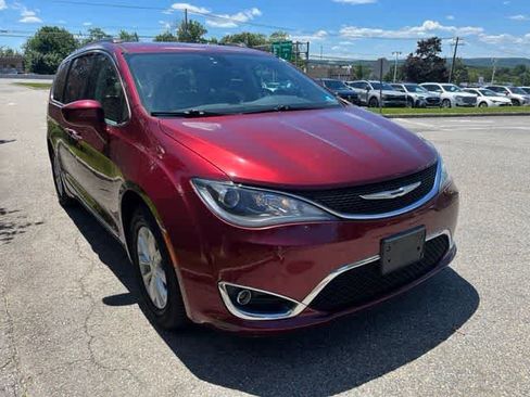 Used 2017 Chrysler Pacifica Touring-L FWD image 3