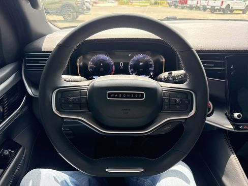 Used 2025 Jeep Wagoneer Series II image 12