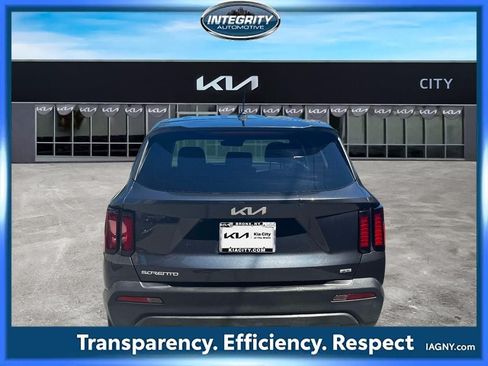 Used 2023 Kia Sorento LX AWD/4WD image 6