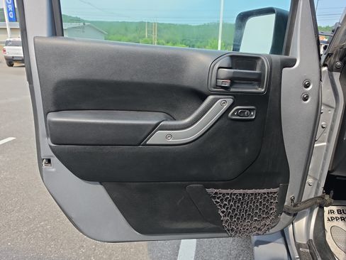 Used 2018 Jeep Wrangler Unlimited Sahara AWD/4WD image 15