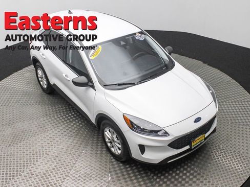 Used 2022 Ford Escape SE image 3