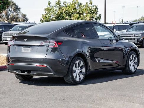 Used 2024 Tesla Model Y Long Range AWD/4WD image 5