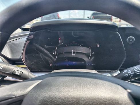 Used 2025 Chevrolet Trax LT FWD image 12
