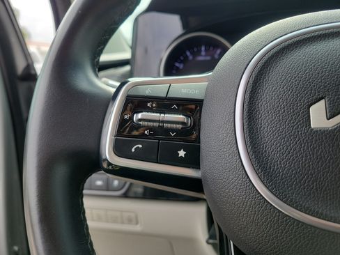 Used 2024 Kia Carnival EX FWD image 19