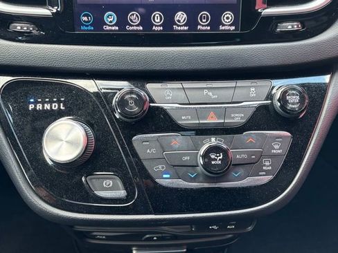 Used 2020 Chrysler Pacifica Touring-L w/ Premium Audio Group image 31