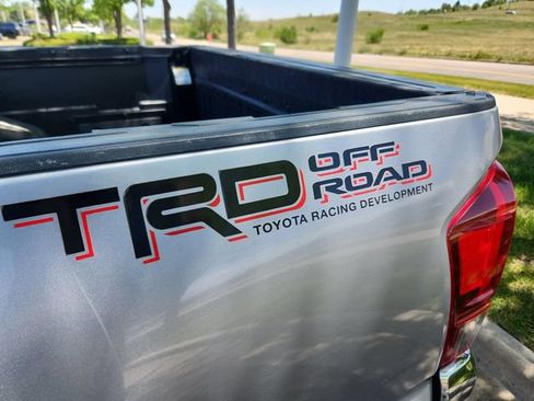 Used 2019 Toyota Tacoma SR5 AWD/4WD image 24