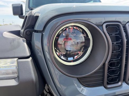 Used 2024 Jeep Gladiator Rubicon w/ Technology Group AWD/4WD image 8
