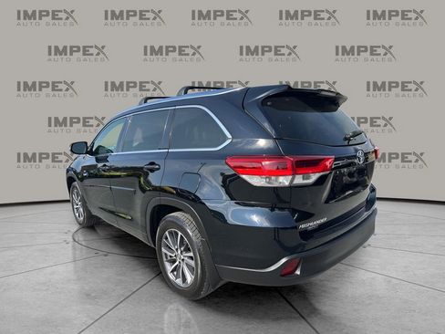 Used 2018 Toyota Highlander XLE image 3