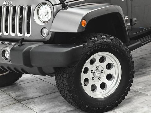 Used 2017 Jeep Wrangler Unlimited Sahara AWD/4WD image 31