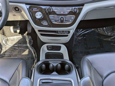 Used 2023 Chrysler Pacifica Touring-L FWD image 20