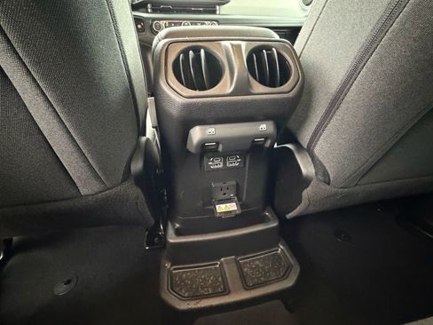 Used 2025 Jeep Wrangler Unlimited Sahara image 30