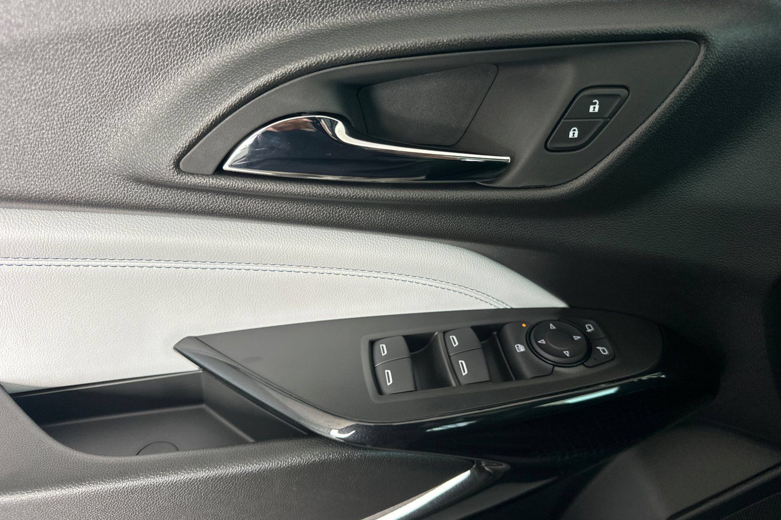 New 2026 Chevrolet Trax LT w/ Sunroof Package FWD image 11
