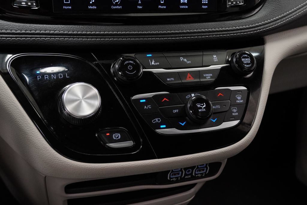 Used 2024 Chrysler Pacifica Limited FWD image 24