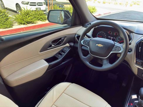 Used 2022 Chevrolet Traverse LS FWD image 16